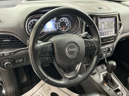 Used 2019 Jeep Cherokee Trailhawk w/ Cold Weather Group AWD/4WD image 4