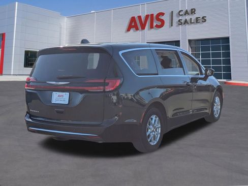 Used 2023 Chrysler Pacifica Touring-L image 6