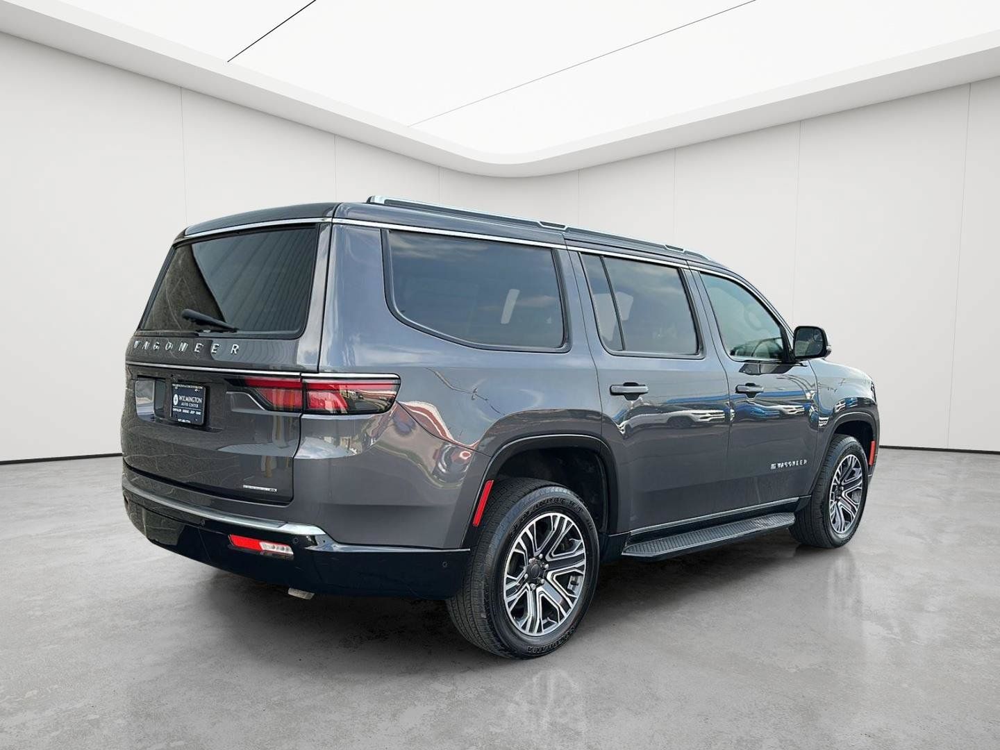 Used 2022 Jeep Wagoneer Series III w/ Convenience Group I AWD/4WD image 2