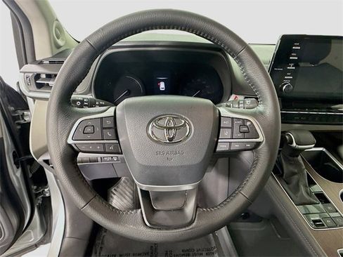 Used 2021 Toyota Sienna XLE w/ XLE Plus Package image 11