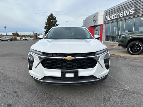 Used 2024 Chevrolet Trax LT image 2