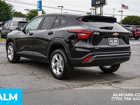 Used 2025 Chevrolet Trax LS w/ LS Convenience Package FWD image 8