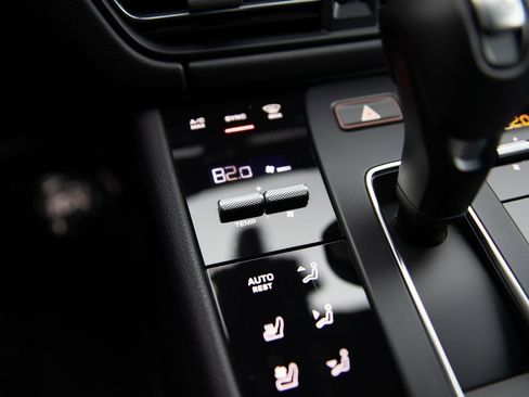 Certified 2025 Porsche Macan image 16