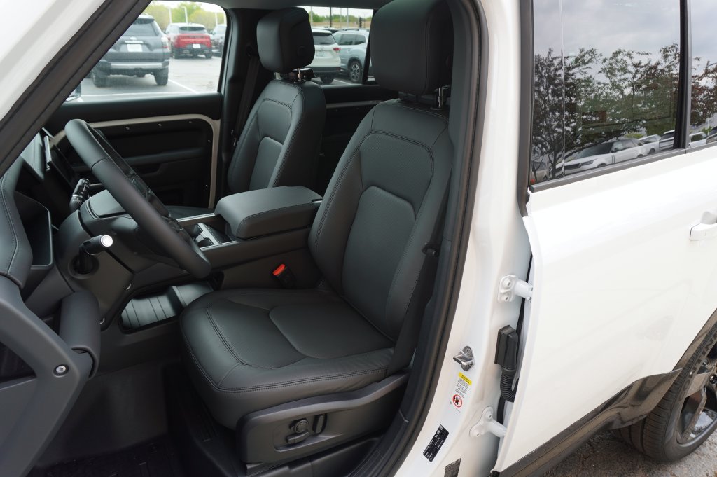 Certified 2026 Land Rover Defender 110 X-Dynamic SE AWD/4WD image 13
