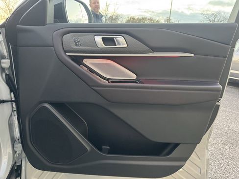 Used 2025 Ford Explorer Platinum image 32