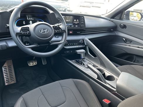 Used 2025 Hyundai Elantra Sport image 14