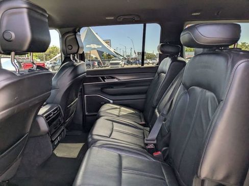 Used 2023 Jeep Wagoneer L Series III RWD image 12