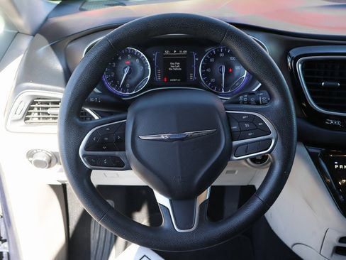 Used 2019 Chrysler Pacifica Touring image 18