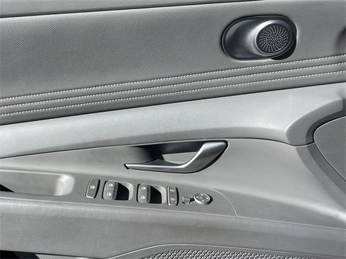 Used 2025 Hyundai Elantra SEL image 21