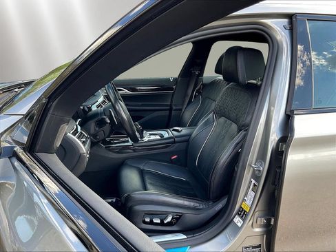 Used 2022 BMW 750i xDrive w/ M Sport Package AWD/4WD image 21