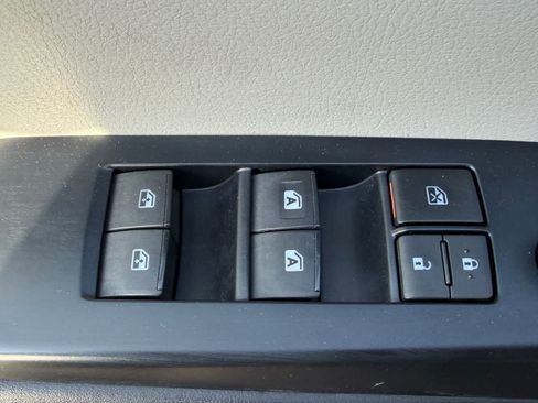 Used 2018 Toyota Highlander XLE FWD image 16