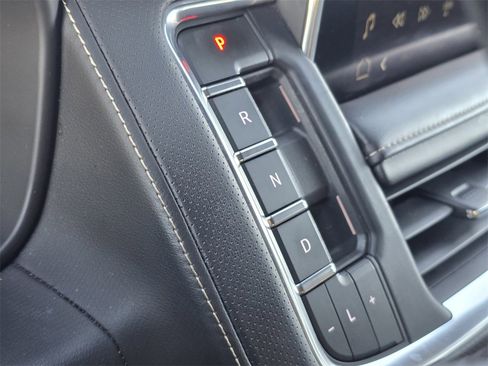 Used 2023 GMC Yukon SLT image 16