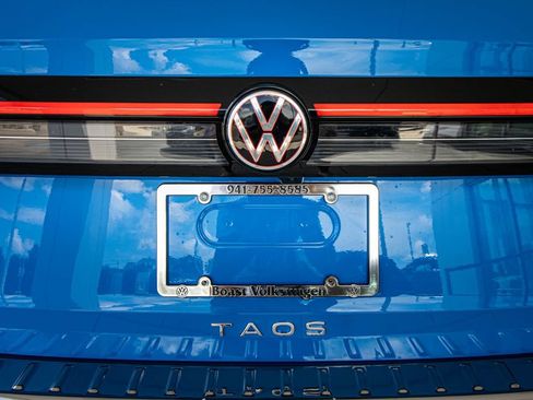New 2026 Volkswagen Taos SE FWD image 17