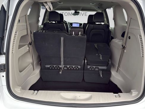 Used 2024 Chrysler Pacifica Touring-L FWD image 29