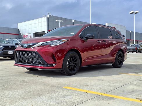 Used 2021 Toyota Sienna XSE image 1