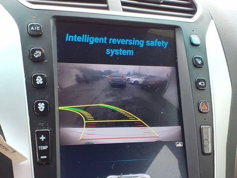 Used 2015 Ford Explorer XLT w/ Equipment Group 202A FWD image 8