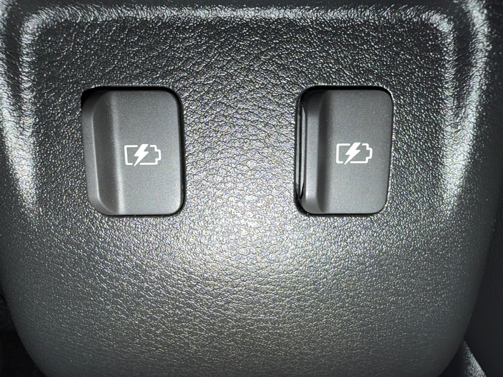 Used 2023 Nissan Kicks SR w/ SR Premium Package FWD image 24