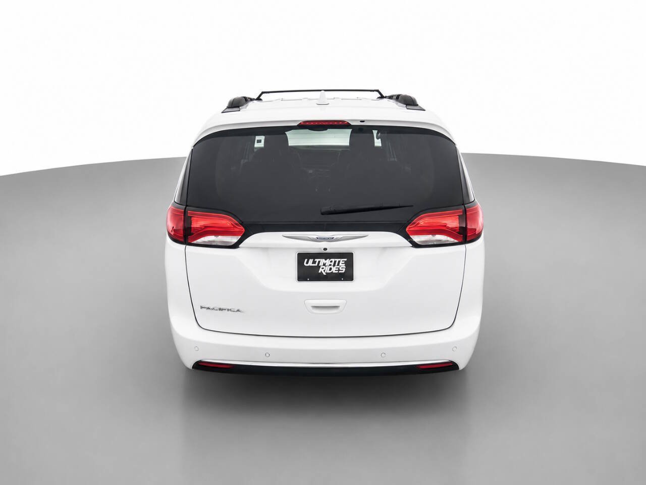 Used 2017 Chrysler Pacifica Touring-L FWD image 6