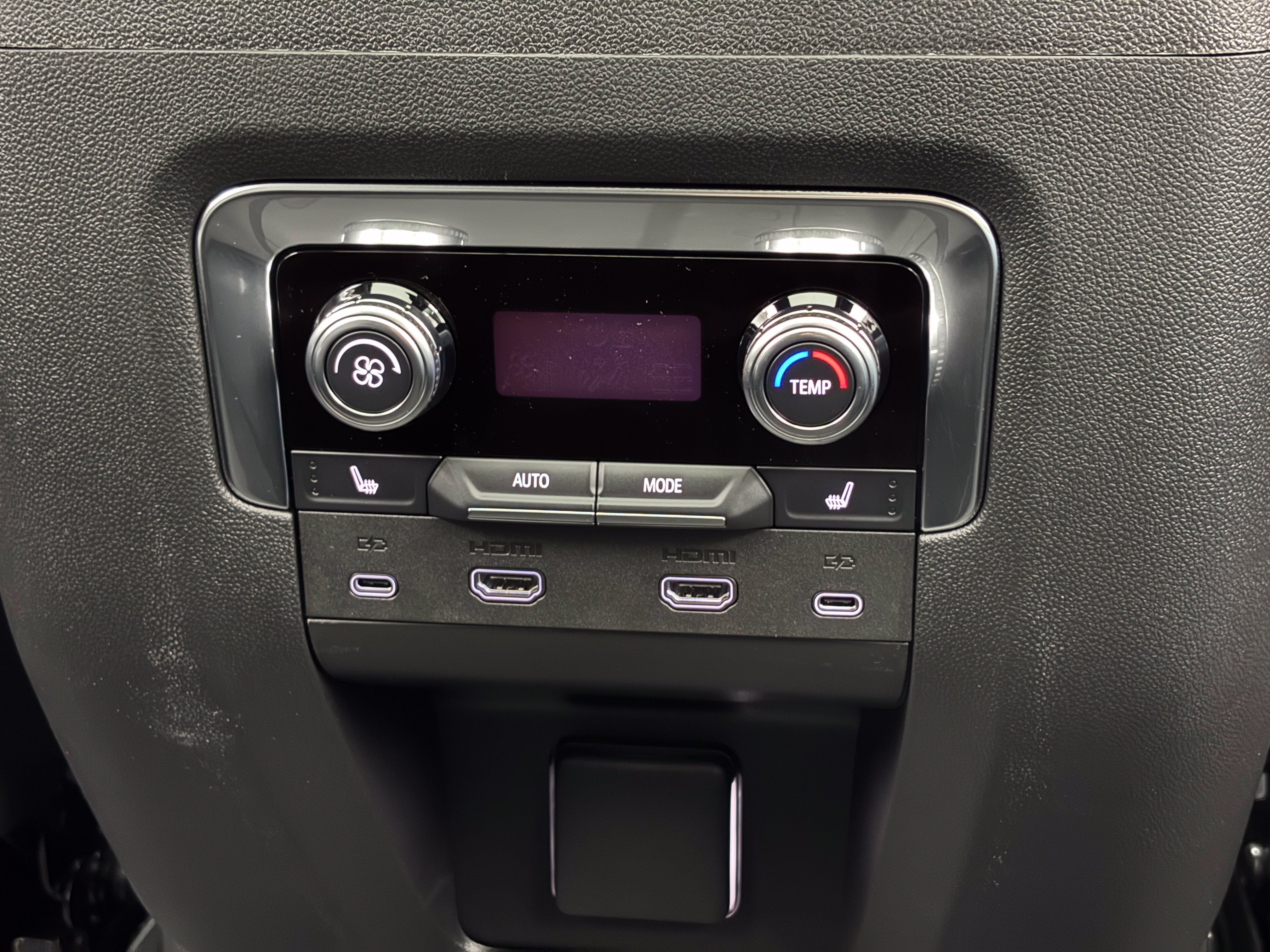 New 2026 GMC Yukon XL AT4 w/ AT4 Premium Plus Package AWD/4WD image 8