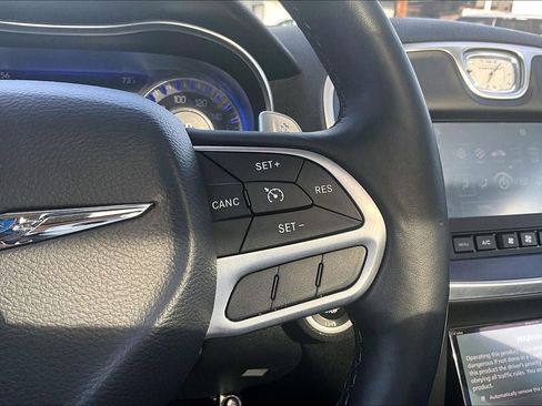 Used 2017 Chrysler 300 C image 22