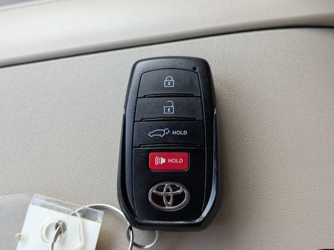 Used 2024 Toyota Highlander Platinum image 32