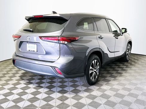 Used 2025 Toyota Highlander XLE image 8