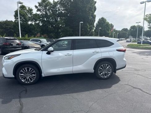 Used 2023 Toyota Highlander Platinum AWD/4WD image 4