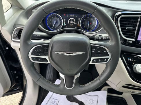 Used 2022 Chrysler Pacifica Touring-L FWD image 23