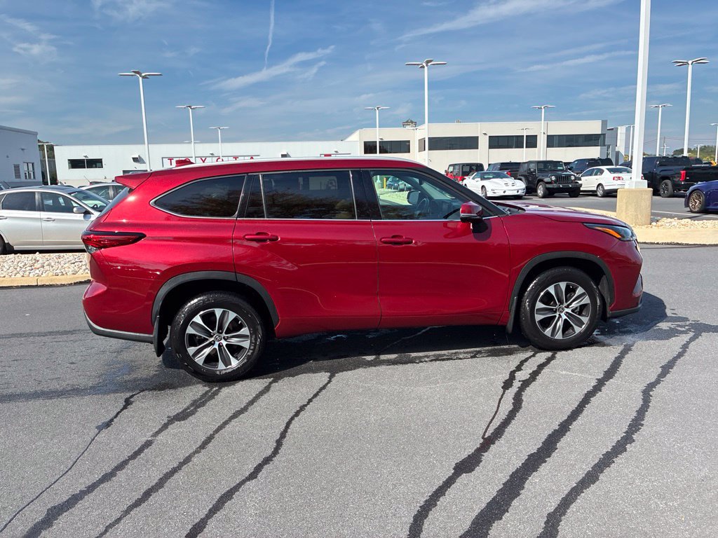 Used 2022 Toyota Highlander XLE AWD/4WD image 5