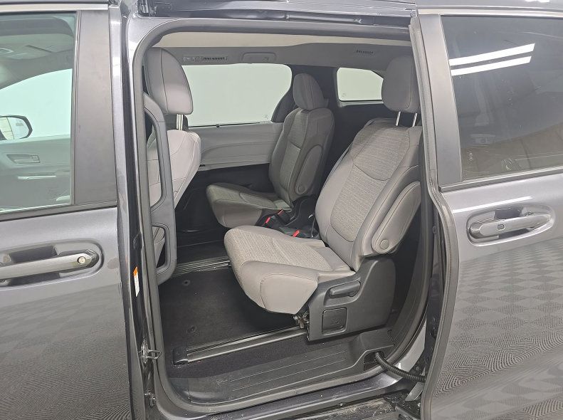 Used 2025 Toyota Sienna LE FWD image 10