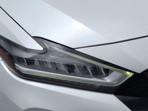 Used 2021 Nissan Maxima SR w/ Sport Mat Group FWD image 10