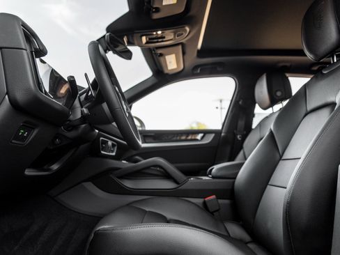 Certified 2025 Porsche Cayenne image 22