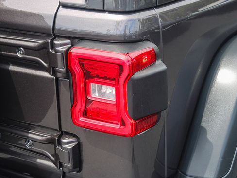 Used 2025 Jeep Wrangler Unlimited Rubicon image 10