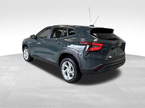 Used 2025 Chevrolet Trax LS w/ LS Convenience Package image 3