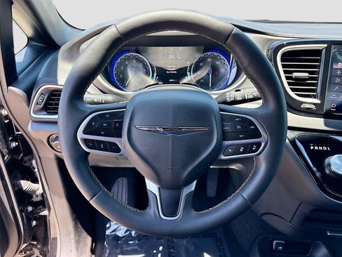 Used 2025 Chrysler Pacifica Select FWD image 11