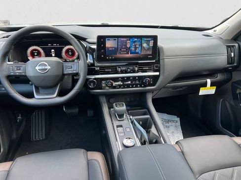 Used 2026 Nissan Pathfinder Platinum AWD/4WD image 13