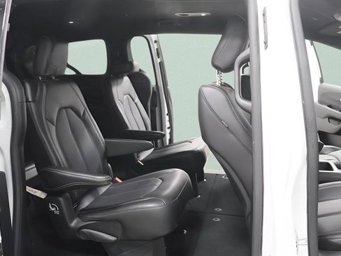 Used 2025 Chrysler Pacifica Select FWD image 26