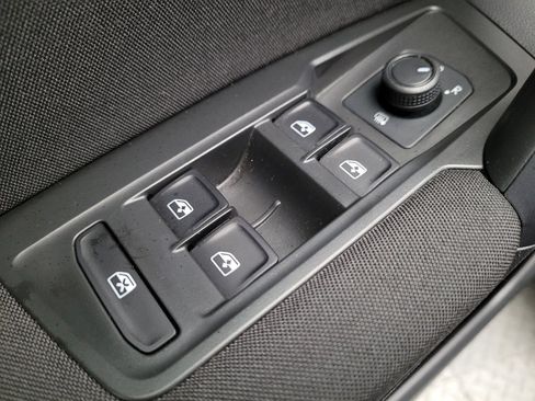 Used 2021 Volkswagen Tiguan S image 27