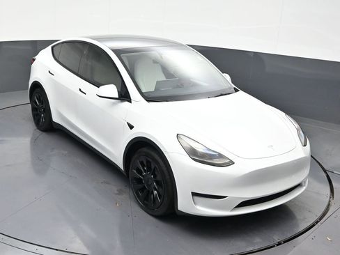 Used 2024 Tesla Model Y Long Range image 22