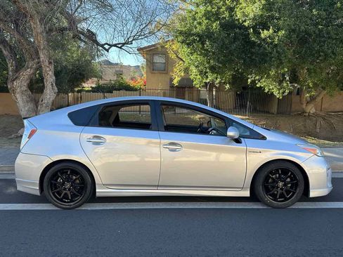 Used 2014 Toyota Prius Three image 9