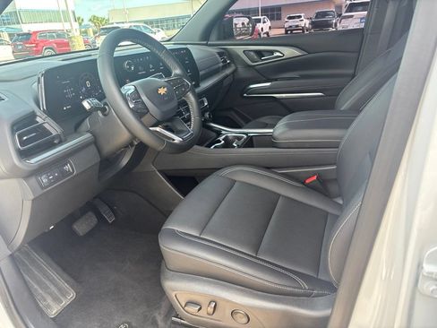 Used 2025 Chevrolet Traverse LT FWD image 18
