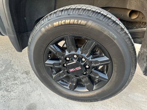 Used 2024 GMC Sierra 2500 AT4 w/ AT4 Premium Plus Package AWD/4WD image 17