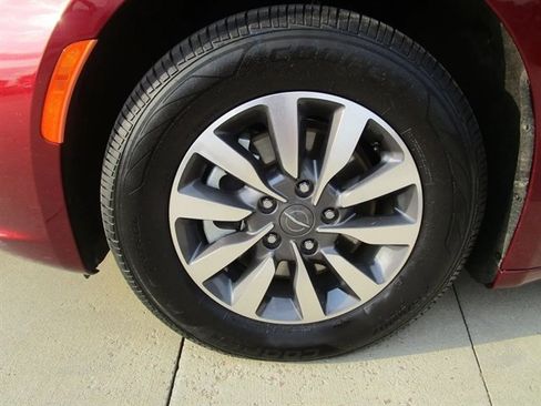 Used 2021 Chrysler Pacifica Touring-L image 4