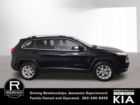 Used 2018 Jeep Cherokee Latitude Plus w/ Cold Weather Group image 5