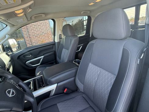 Used 2024 Nissan Titan SV w/ SV Convenience Package image 19