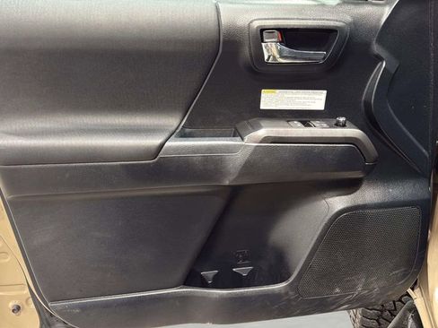 Used 2016 Toyota Tacoma TRD Off-Road AWD/4WD image 15