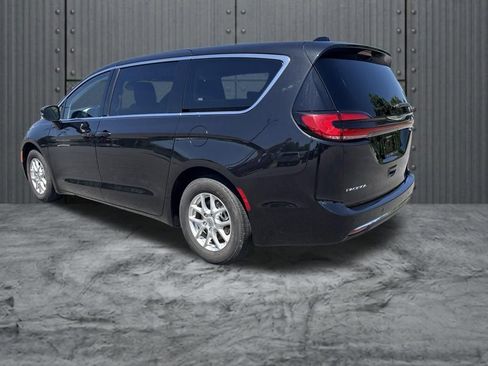Used 2023 Chrysler Pacifica Touring-L FWD image 5