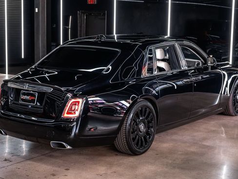 Used 2022 Rolls-Royce Phantom Sedan w/ The Phantom Package RWD image 25