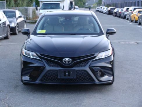 Used 2018 Toyota Camry SE FWD image 2