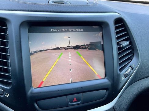 Used 2018 Jeep Cherokee Latitude Plus w/ Comfort/Convenience Group image 13